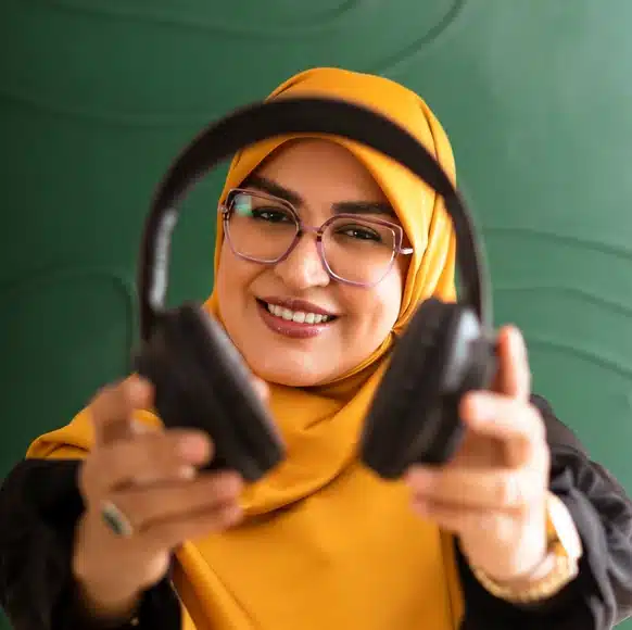 کاور فهرست پادکست روانشناسی سفیران آگاهی با تصویر فاطمه کرامتی و هدفون؛ معرفی پادکست‌های فارسی روانشناسی، خودشناسی و رشد فردی